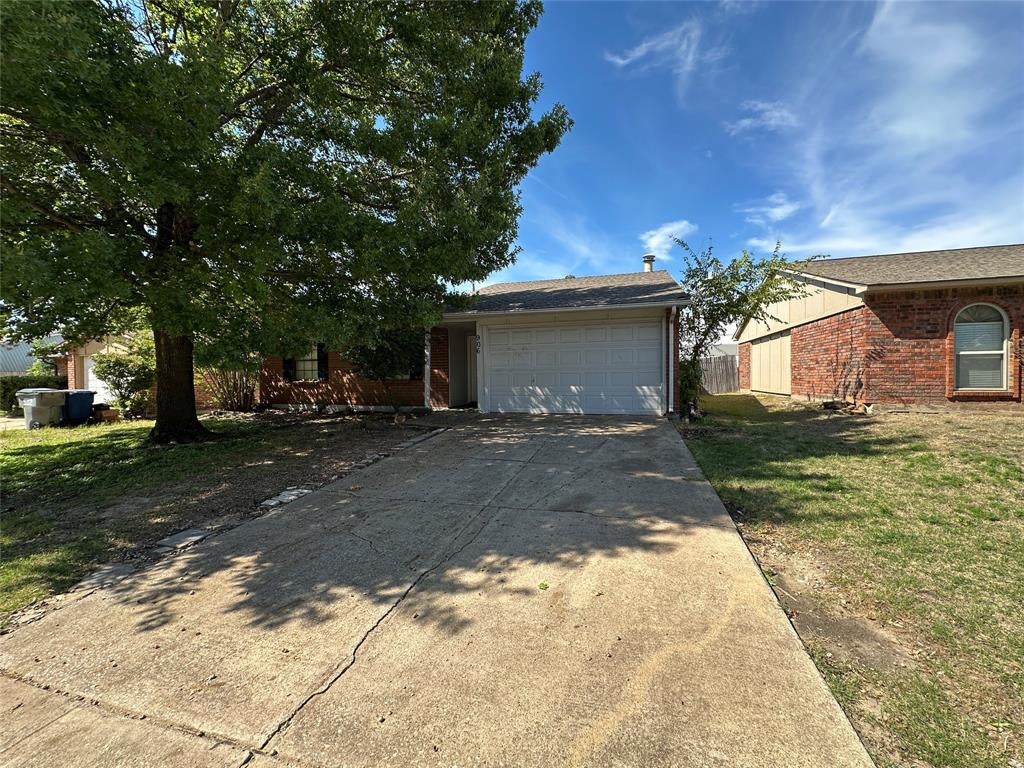 906 Hawthorne Drive
