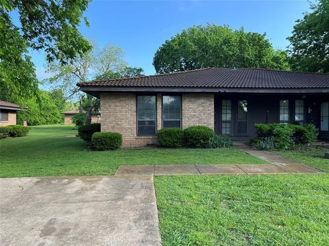 Photo of 411 W Pelton Street #B, Sherman, TX 75092 (MLS # 21241355)