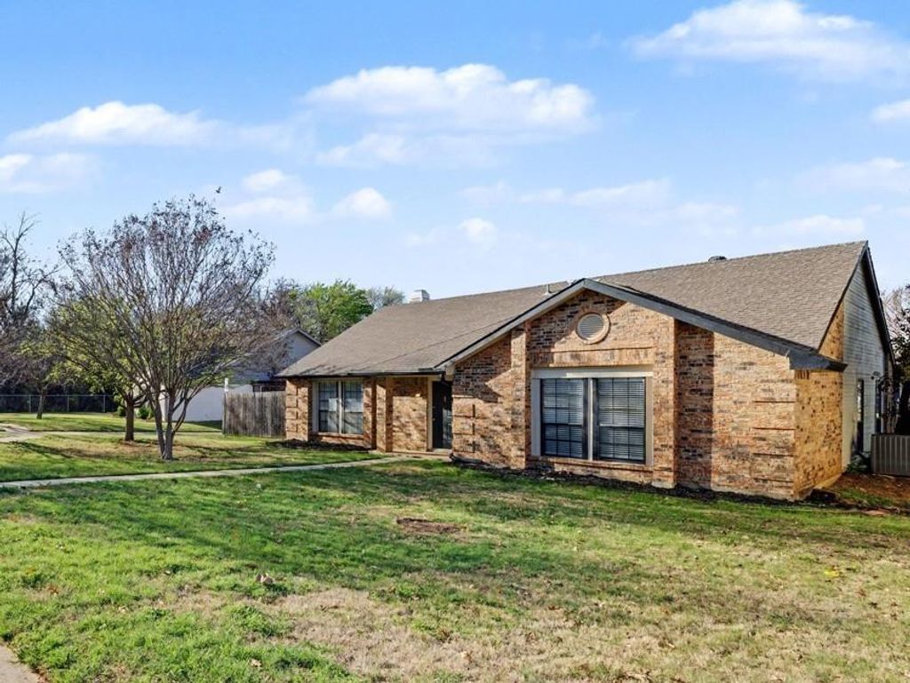 Photo of 3024 Yorkshire Court, Flower Mound, TX 75028 (MLS # 21215462)