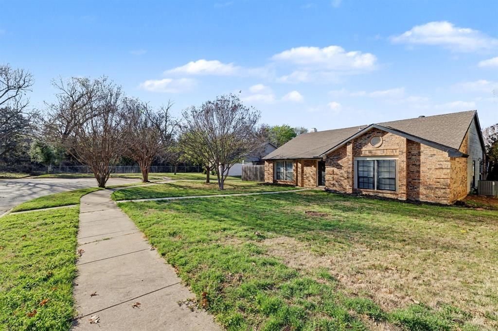 Photo of 3024 Yorkshire Court, Flower Mound, TX 75028 (MLS # 21215462)