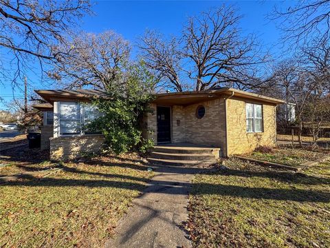 Photo of 1431 W Chestnut Street, Denison, TX 75020 (MLS # 21141693)