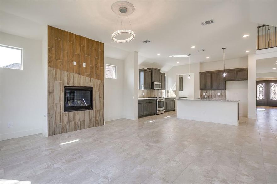 Gorgeous new build in Fort Worth! This 4-bed, 3-bath home offers nearly 3,000 sq. ft. of stylish living with soaring ceilings, a dramatic curved staircase, and a chef’s kitchen featuring granite countertops, stainless appliances, and a huge island. The luxe primary suite includes dual vanities, soaking tub, and walk-in shower. Enjoy a spacious game room upstairs, plus a fully fenced backyard with mature trees. Energy-efficient construction, great curb appeal, and a prime location make this a must-see!