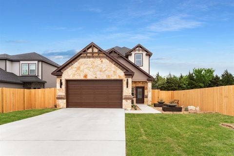 Photo of 232 Hilltop Drive, Ennis, TX 75119 (MLS # 21223884)