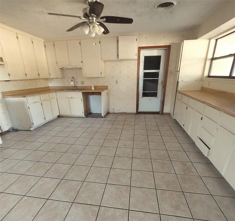 124 N Imperial Drive