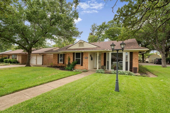 Photo 1 of 20 — 519 Staffordshire Drive, Irving, TX 75061