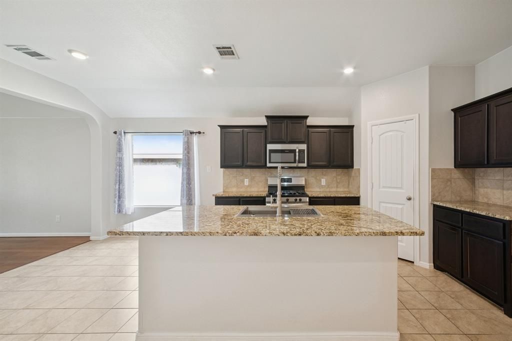 Photo of 8417 Muddy Creek Drive, Fort Worth, TX 76131 (MLS # 21215409)