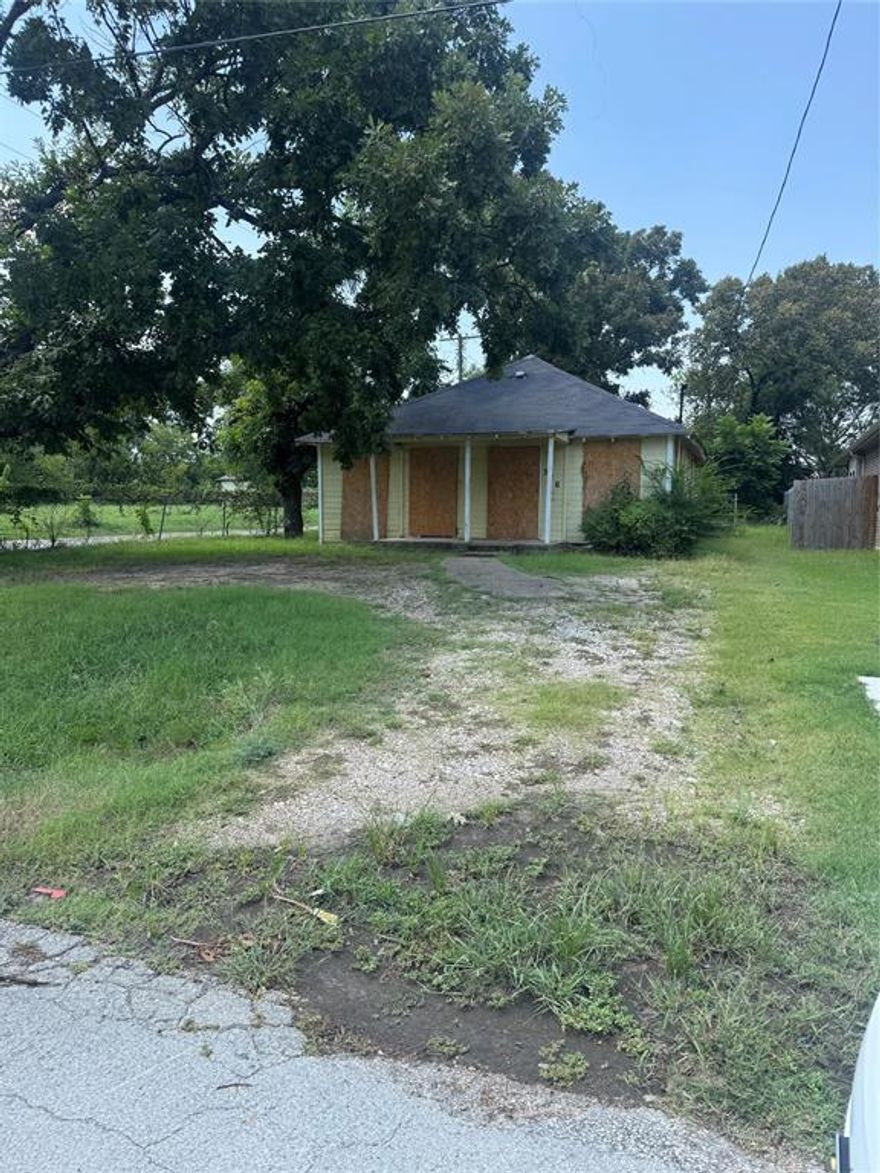 Great investor opportunity ready for a transformation! Calling all investors, flippers and visionaries! This 1925 built, corner lot home is a rare opportunity to transform a well located property into something special. Located in close proximity to schools. Come take a look today!