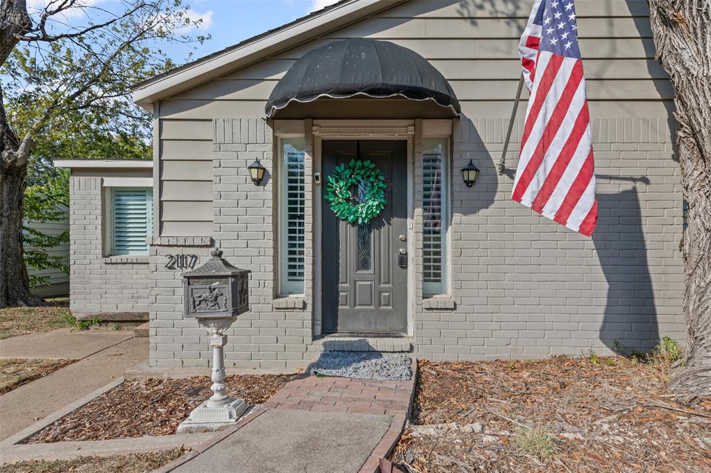 2117 W Lotus Avenue