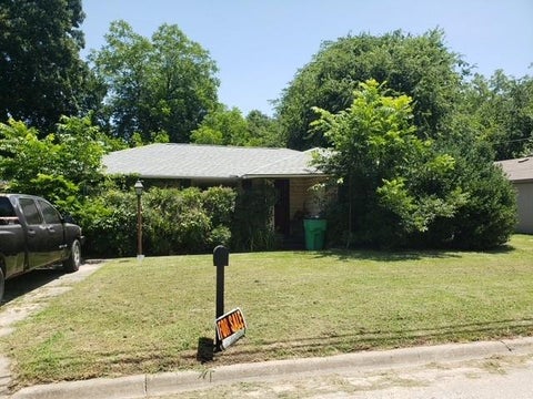 Photo of 516 S Weaver Street, Gainesville, TX 76240 (MLS # 21351502)