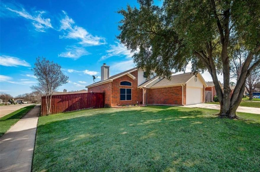 Great opportunity for your buyers! This South Corner lot. is Perfect first home or Upgrade. NEW HVAC system plus New SOLAR Window, UPDATED Bathroom. Great layout with master downstairs, two bedrooms plus additional living space upstairs. High ceilings, custom paint, and gorgeous wood floors downstairs. WALKING distance to Craven park and Fish trap trail. Kitchen has granite countertops, tile backsplash, built-in stainless microwave, and walk in pantry, plus plenty of storage and counterspace. LARGE Gameroom upstairs is a perfect kids' entertainment area. Deck in the backyard perfect for entertaining. outside Patio ready. Don't miss this opportunity to own this beautiful home in a Quite Neighborhood.