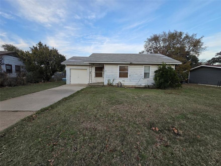 This 2 bed 1 bath home has-No HOA, garage, large yard, with sheds. Located close to parks, dining, shopping, and entertainment. Perfect investment opportunity!