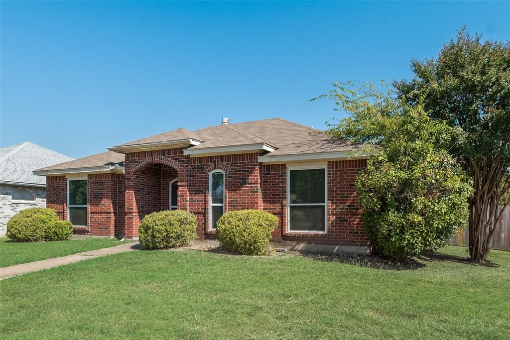Photo of 2832 Hidden Springs Drive, Mesquite, TX 75181 (MLS # 21092006)