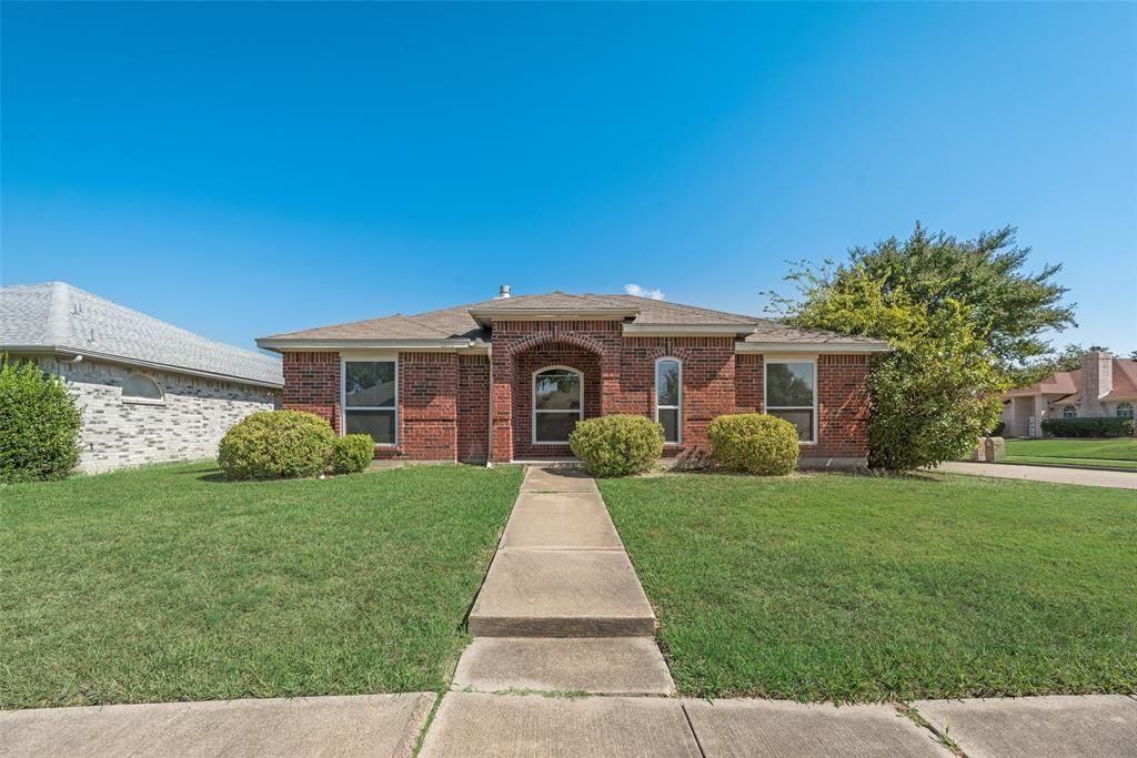 Photo of 2832 Hidden Springs Drive, Mesquite, TX 75181 (MLS # 21092006)