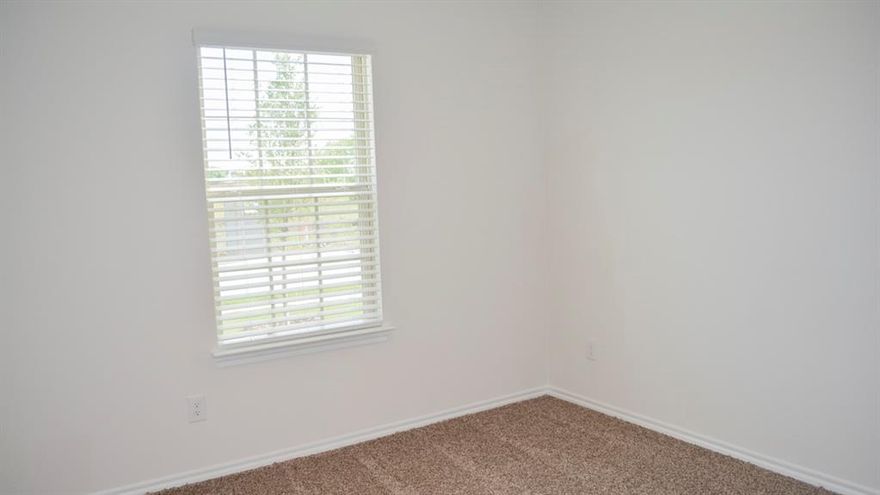 A 3 bed 2 bath home, 1 story. Home offers an open floor plan with walk-in closets in the secondary bedrooms and a covered patio,
separate eating area and large ensuite. Separate tub and shower in ensuite and fireplace in the family room and large game room.