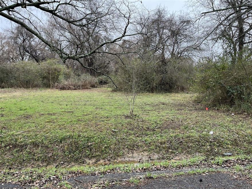 AFFORDABLE RESIDENTIAL BUILDING LOT IN NE PARIS. 
Buyer and or Buyer's Agent is to verify zoning, deed, restrictions, location of water & sewer and all other information.