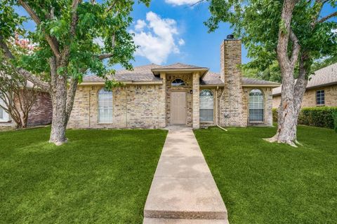 Photo of 2105 Emerald Oaks Dr, Mesquite, TX 75181 (MLS # 21312678)