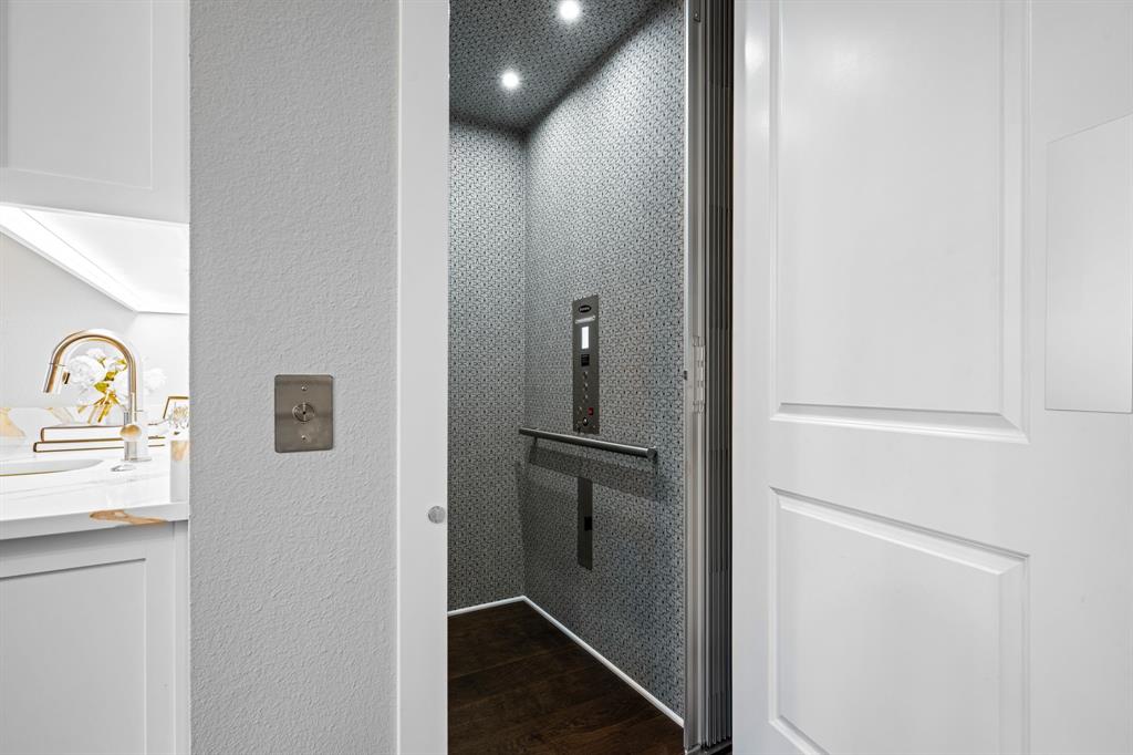 Thirty One Dallas Square #2 - Residential