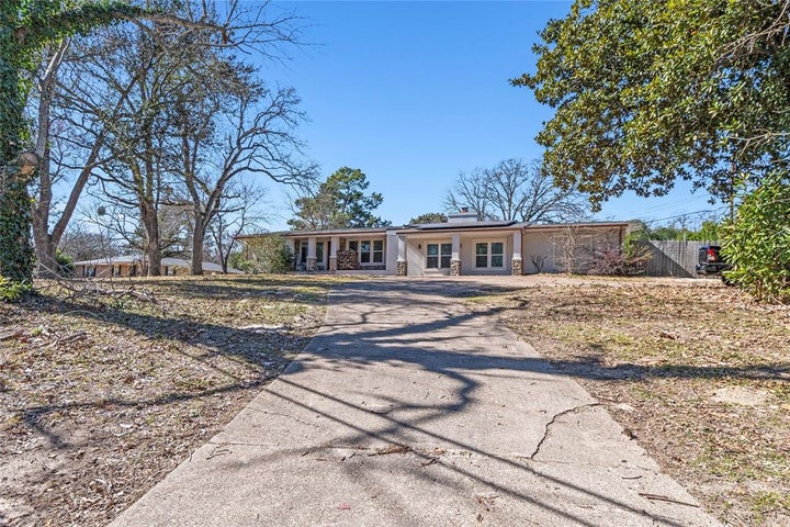 Photo 1 of 28 — 400 W Cayuga Drive, Athens, TX 75751