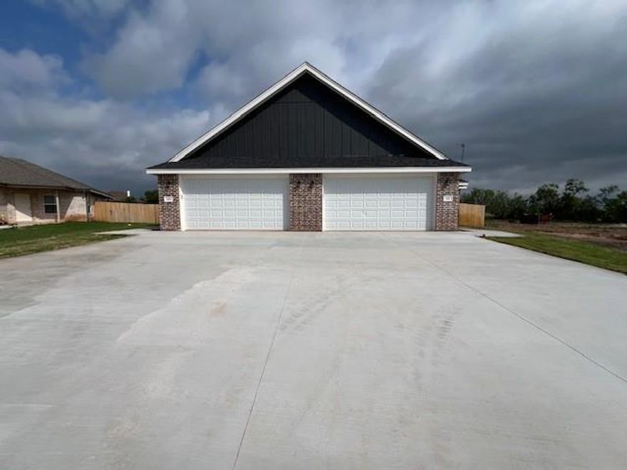 Open concept with large living area. Stainless Steel appliances and a HUGE Back Yard.

Requires enrollment in resident benefit package. Resident Liability insurance is required.