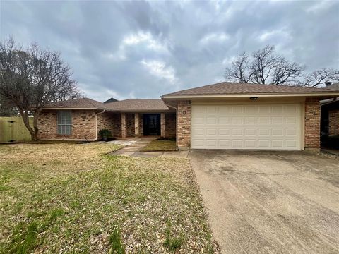 Photo of 13 Pebblebeach Court, Pantego, TX 76013 (MLS # 21196641)