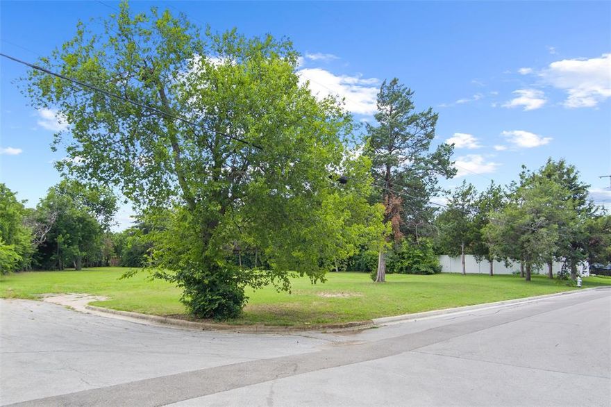 Take advantage of this RARE OPPORTUNITY to build your very own dream home in the charming, walkable, Ryan Place, a historic residential neighborhood in Fort Worth, located just south of downtown, bordering the Near Southside area.  Ryan Place is known for its historic homes, tree-lined streets, and proximity to downtown, TCU, and the Medical District.  CONVENIENT location to the unique Magnolia Avenue’s restaurants, bars and shops; Fort Worth Hospital District, TCU's new Medical School and just minutes from 35W, I-20, I-30 and only 30 minutes to DFW Airport. Do NOT miss a chance to make this amazing lot yours and bring your own builder with NO HOA. See plat in Transaction Desk Documents.