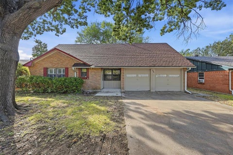 Photo of 600 W Pelton Street, Sherman, TX 75092 (MLS # 21393804)