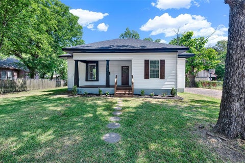 Photo of 909 E High Street, Terrell, TX 75160 (MLS # 21368480)
