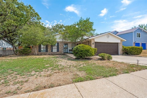 Photo of 4237 Glen Springs Drive, Arlington, TX 76016 (MLS # 21394225)