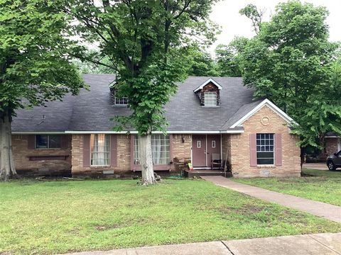 204 Brook Hollow Drive DeSoto TX 75115