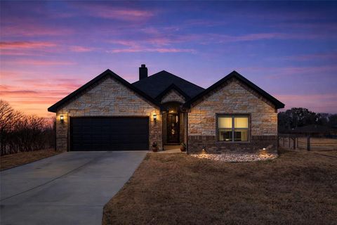 Photo of 1306 E Apache Trail, Granbury, TX 76048 (MLS # 21180215)