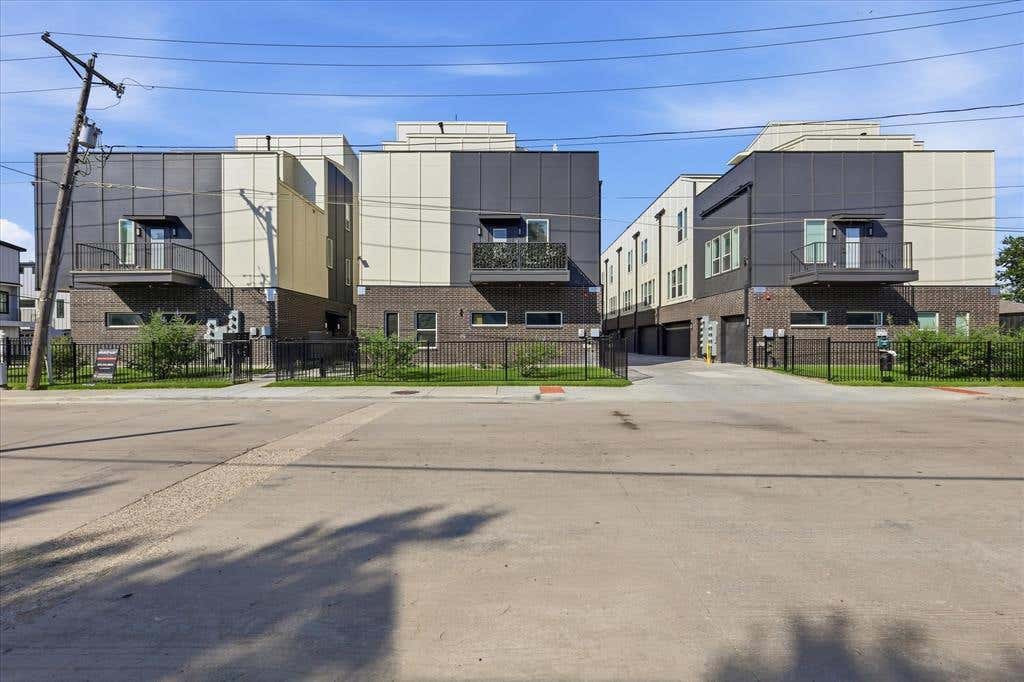 Photo of 7207 Mohawk Drive #303, Dallas, TX 75235 (MLS # 21350845)