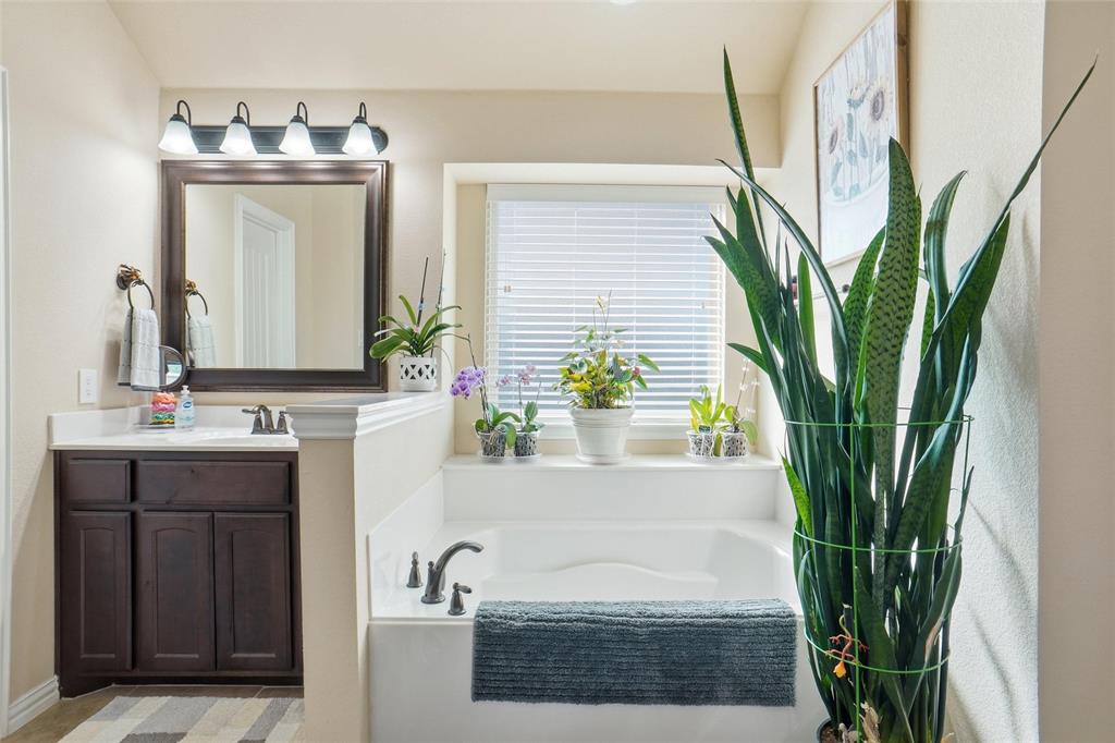 Springtown, Texas 76082, United States, 4 Bedrooms Bedrooms, ,2 BathroomsBathrooms,Residential,Active,231944