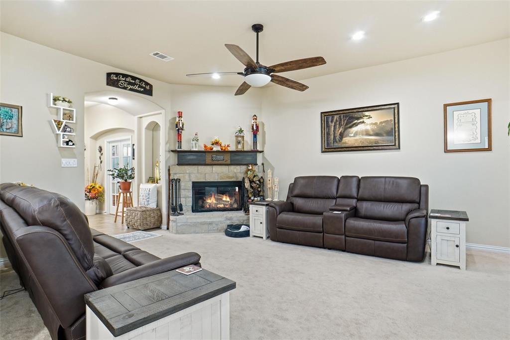 Springtown, Texas 76082, United States, 4 Bedrooms Bedrooms, ,2 BathroomsBathrooms,Residential,Active,231944