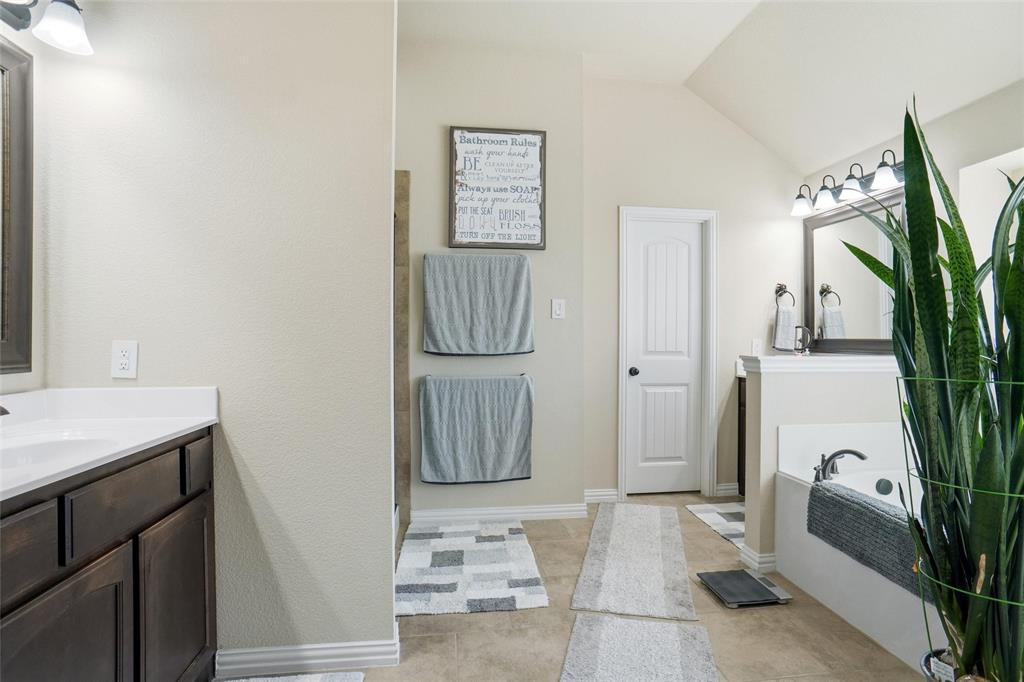 Springtown, Texas 76082, United States, 4 Bedrooms Bedrooms, ,2 BathroomsBathrooms,Residential,Active,231944