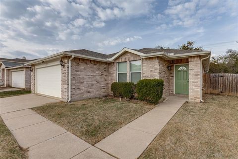Photo of 5808 Glenshee Drive, Fort Worth, TX 76135 (MLS # 21117733)