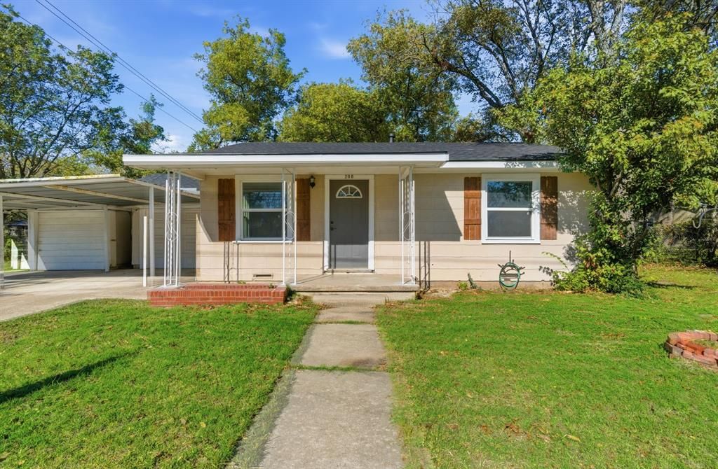 Photo of 208 W 1st Street, Weatherford, TX 76086 (MLS # 21113191)
