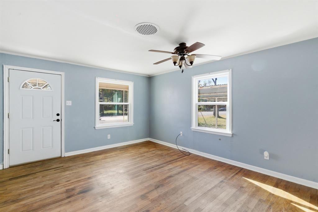 Photo of 208 W 1st Street, Weatherford, TX 76086 (MLS # 21113191)