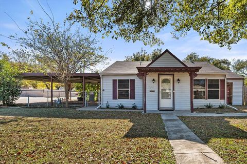 Photo of 701 Poindexter Avenue, Cleburne, TX 76033 (MLS # 21111815)
