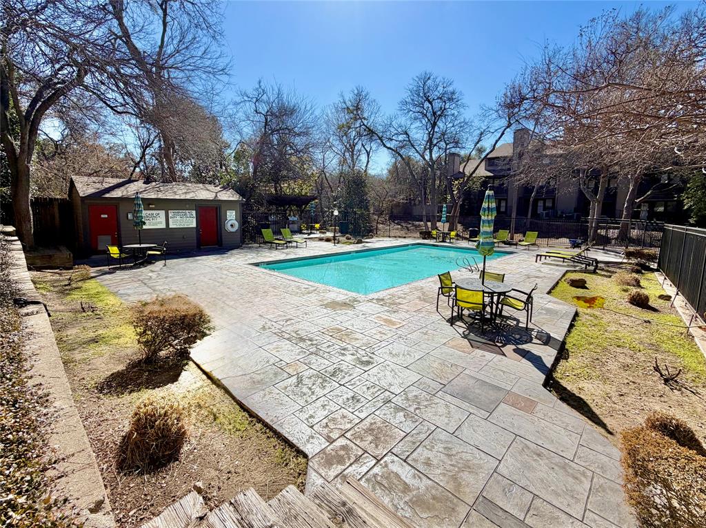 Glen Oaks Twnhms Condo - Residential