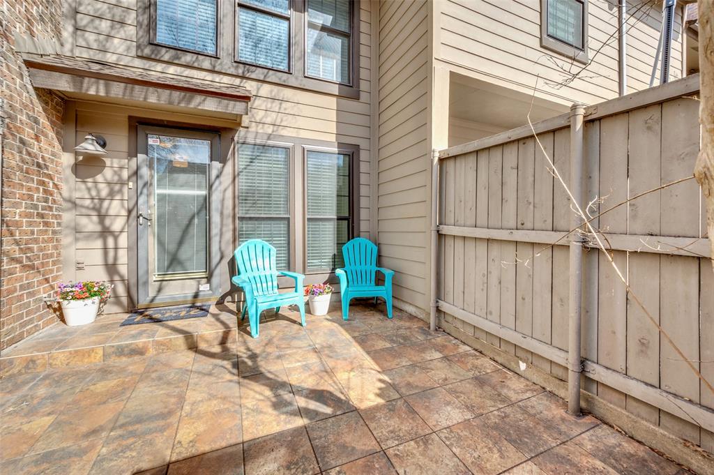 Glen Oaks Twnhms Condo - Residential