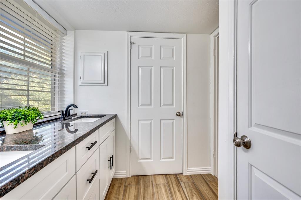 Glen Oaks Twnhms Condo - Residential