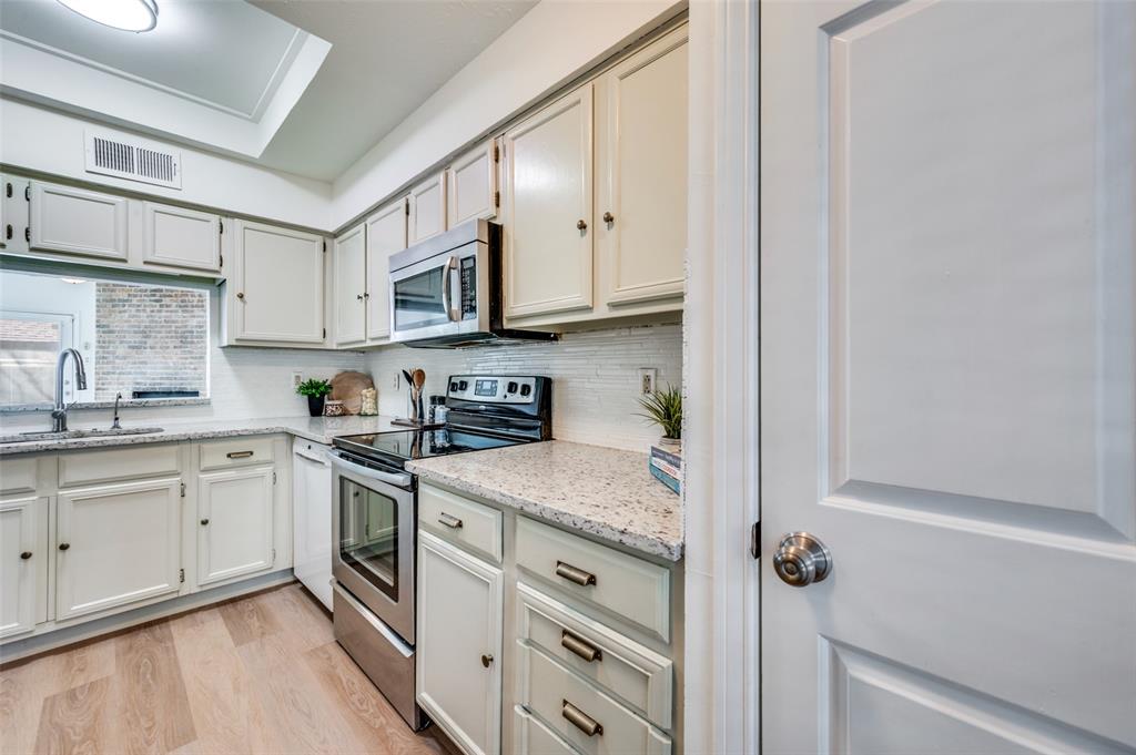 Glen Oaks Twnhms Condo - Residential