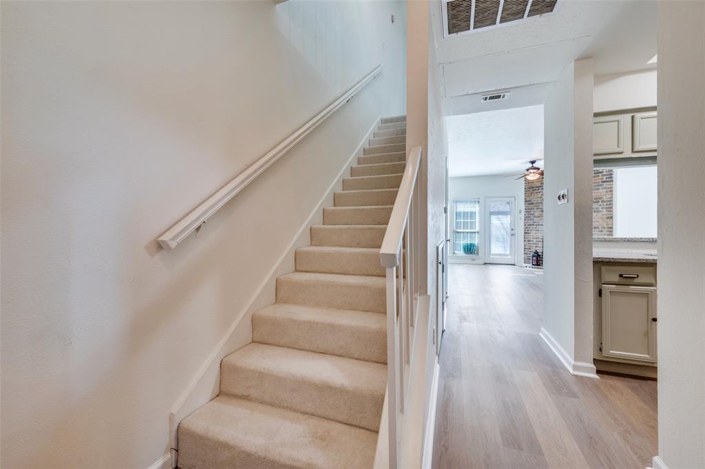 Glen Oaks Twnhms Condo - Residential