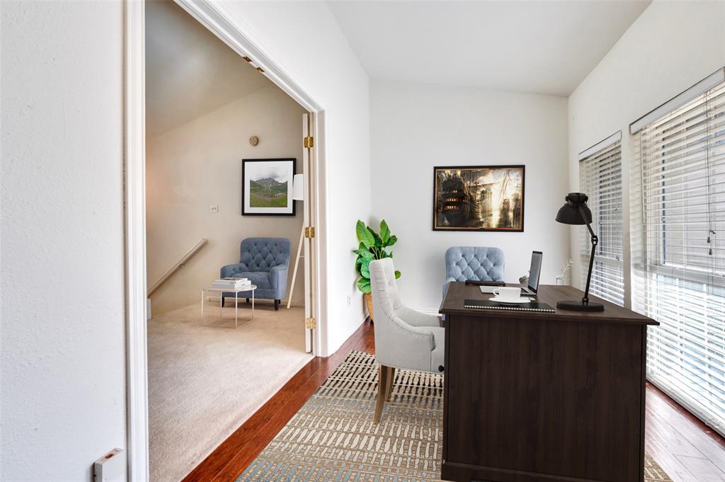 Glen Oaks Twnhms Condo - Residential