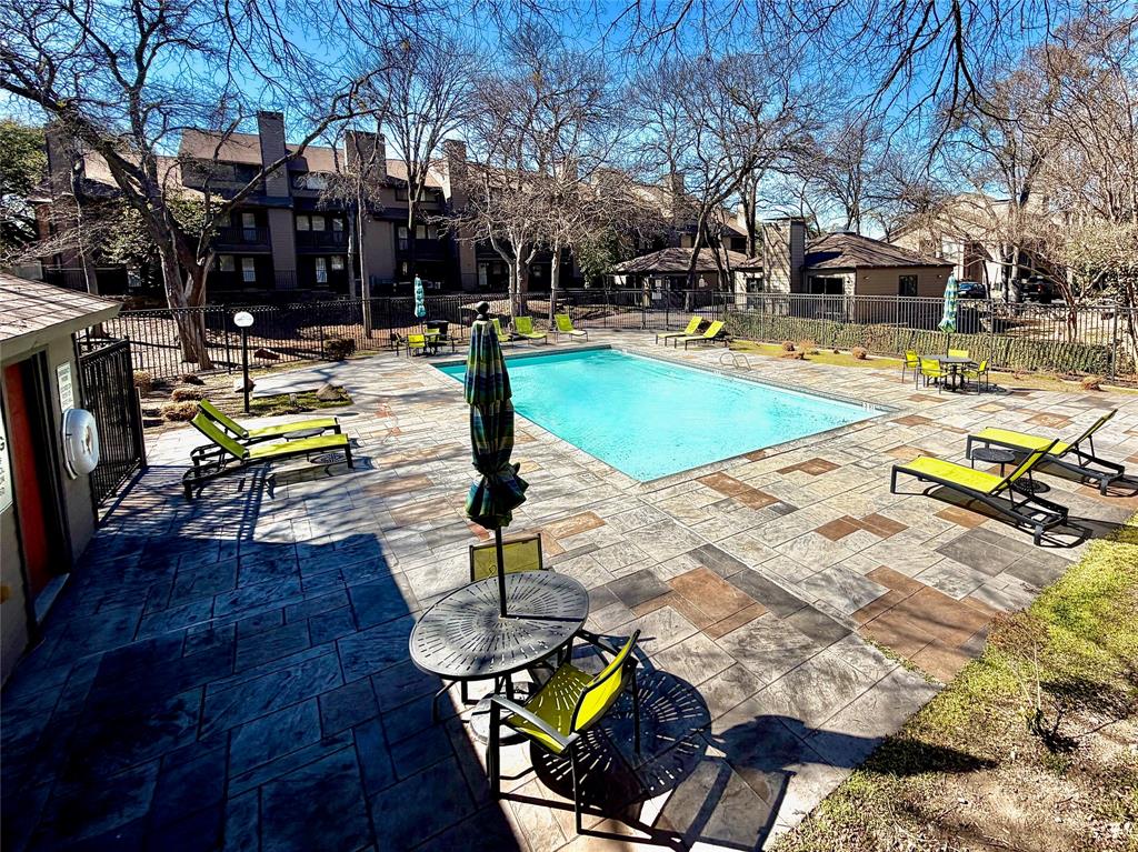 Glen Oaks Twnhms Condo - Residential