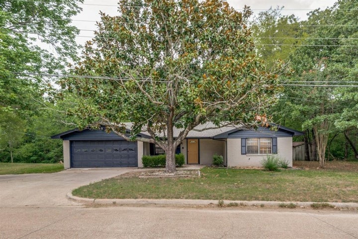 Photo 1 of 25 — 1311 Forrest Drive, Canton, TX 75103