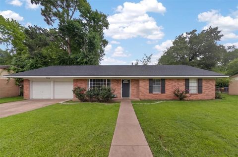 Photo of 813 E Clinton Avenue, Athens, TX 75751 (MLS # 21299593)