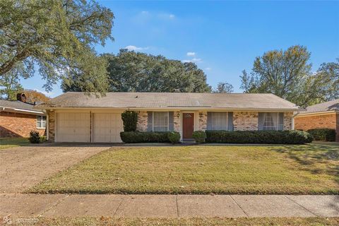 Photo of 7325 Camelback Drive, Shreveport, LA 71105 (MLS # 21133614)
