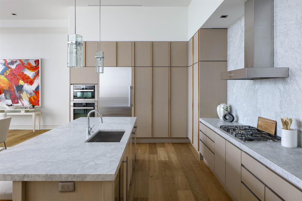 2430 Victory Park Lane 3203