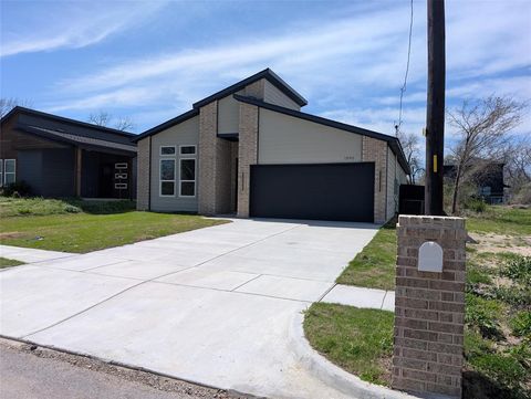 Photo of 1890 JOHNSON Street, Greenville, TX 75401 (MLS # 21210739)